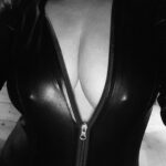 Sous la plume de Diane Alba... La plume érotique dans toutes ses nuances… Gynarchie, bdsm et soumission. Podcast et livre.